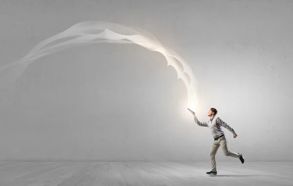 Hombre corriendo con libro — Foto de Stock