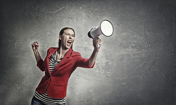 Mujer haciendo un anuncio fuerte — Foto de Stock