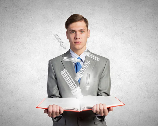 Geschäftsmann mit Buch in der Hand — Stockfoto