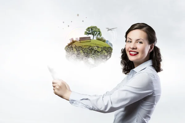 Vrouw demonstrerende groene leven concept — Stockfoto