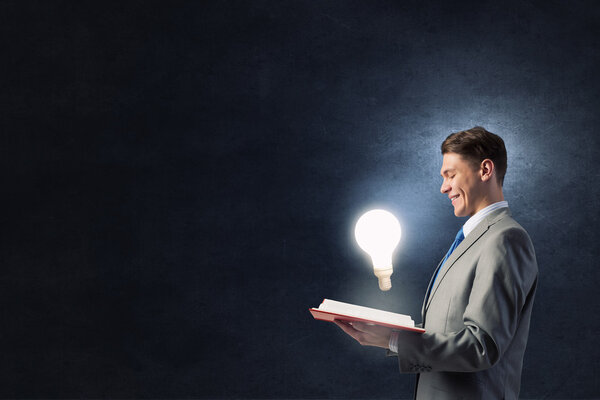 Бизнесмен с книгой в руках
