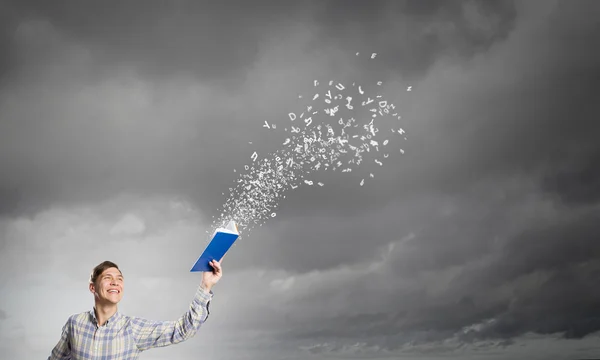 Man met boek in handen — Stockfoto