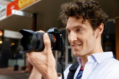 Erkek fotoğrafçı alarak resim