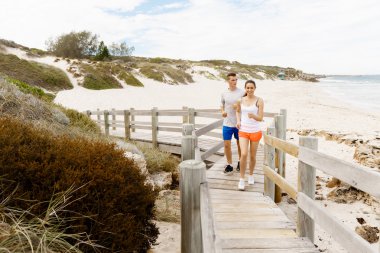 Kaçakçıları. Plajda çalışan genç Çift