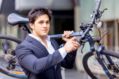 Başarılı bir iş adamı binicilik bisiklet