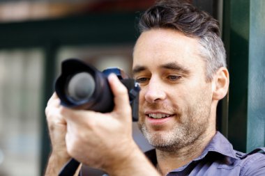 Erkek fotoğrafçı alarak resim