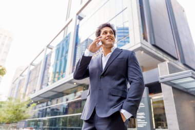Cep telefonu açık havada ile kendine güvenen işadamı portresi