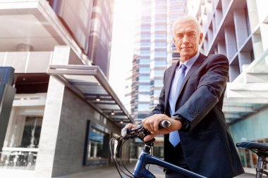 Başarılı bir iş adamı binicilik bisiklet