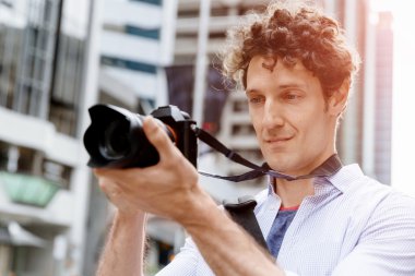 Erkek fotoğrafçı alarak resim