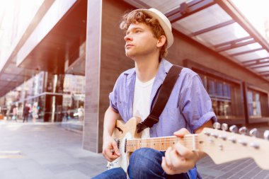 Gitar City ile genç müzisyen