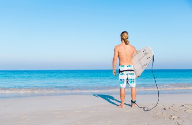 Dalgalar vurmak hazır