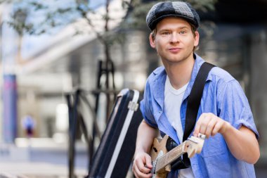 Gitar City ile genç müzisyen