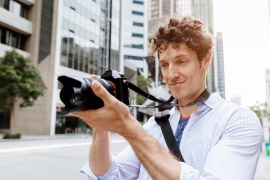 Erkek fotoğrafçı alarak resim