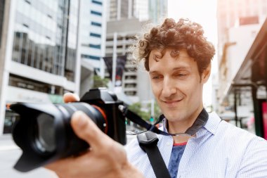 Erkek fotoğrafçı alarak resim