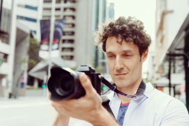 Erkek fotoğrafçı alarak resim