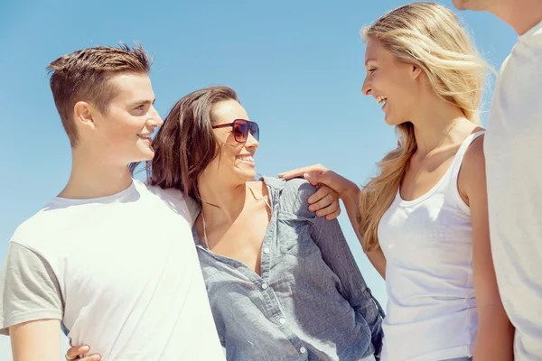 Gezelschap van jonge mensen op het strand — Stockfoto