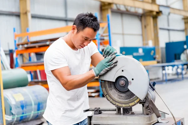 Asian worker in production plant on the factory floor — Stock Photo, Image