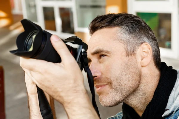 Fotógrafo masculino tomando fotos — Foto de Stock