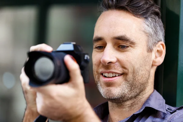 Male photographer taking picture — Stock Photo, Image