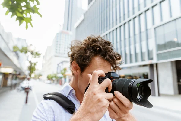 Male photographer taking picture — Stock Photo, Image