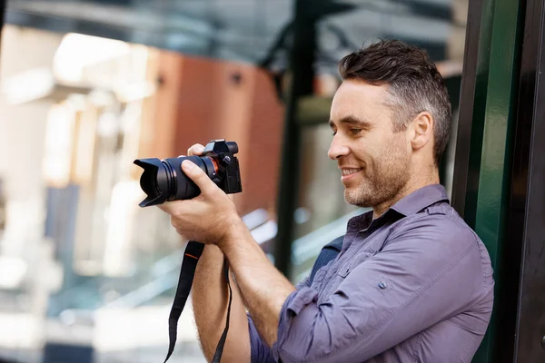 Fotógrafo masculino tomando fotos — Foto de Stock