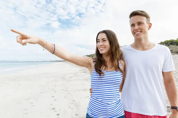 행복 한 젊은 남자와 여 자가 부부 함께 해변에서 산책 — 스톡 사진