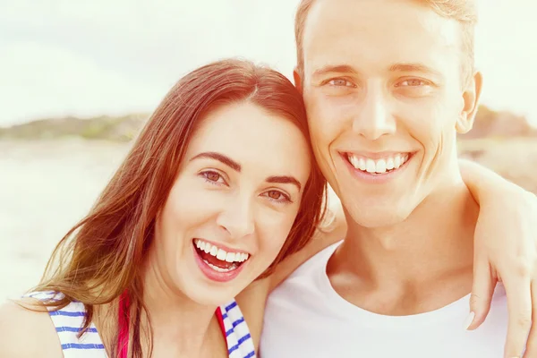 Romantische jonge paar op het strand — Stockfoto