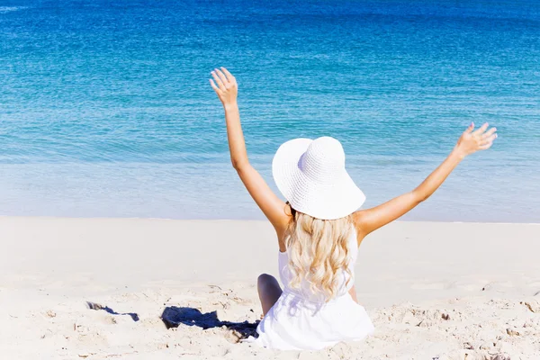 Jonge vrouw ontspannen op het strand — Stockfoto