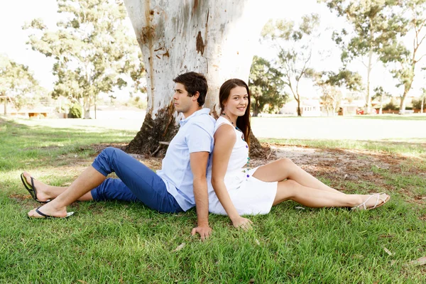 Young couple in the park — Stock Photo, Image