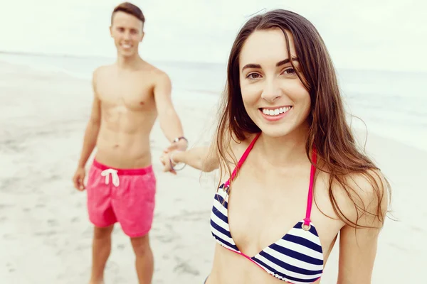 Romantico giovane coppia sulla spiaggia — Foto Stock