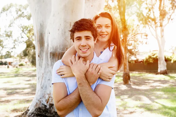 Jeune couple dans le parc — Photo