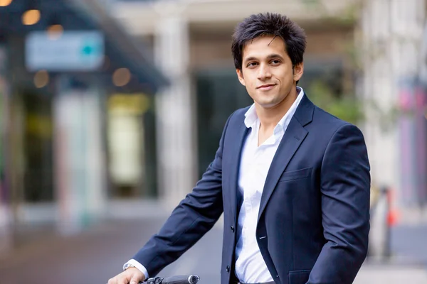 Retrato de empresario confiado al aire libre — Foto de Stock