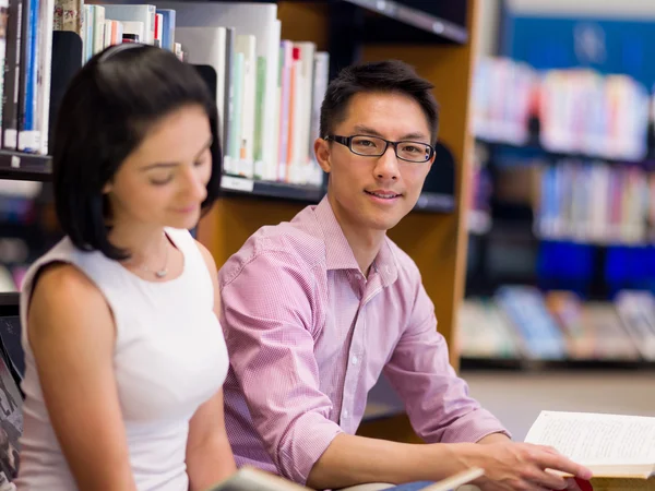 Dos jóvenes estudiantes en la biblioteca —  Fotos de Stock