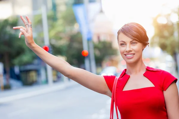 Geschäftsfrau versucht, ein Taxi zu erwischen — Stockfoto