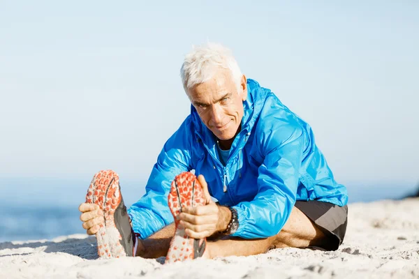 Hombre entrenando en la playa afuera —  Fotos de Stock