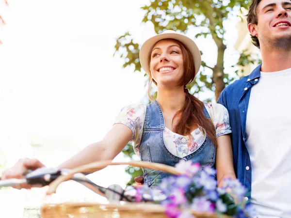 Happy couple in city with bike — Stock Photo, Image