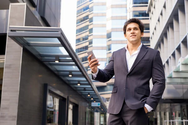 Retrato de empresario confiado con teléfono móvil al aire libre — Foto de Stock