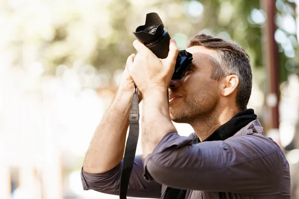 Mannelijke fotograaf nemen foto — Stockfoto