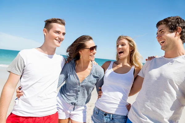 Compañía de jóvenes en la playa — Foto de Stock