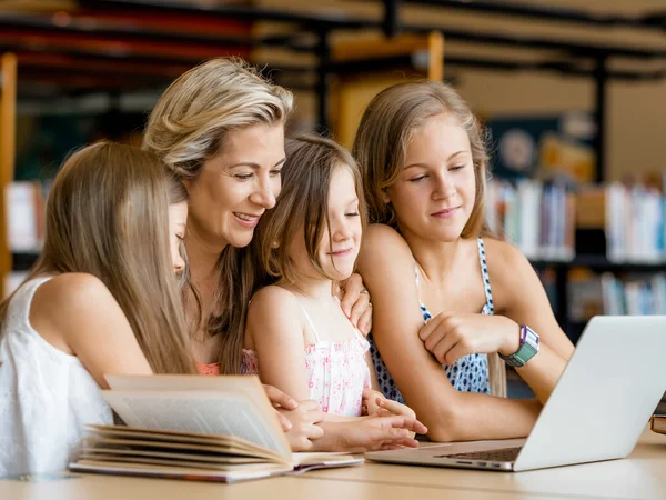 Technologie en plezier in de bibliotheek — Stockfoto