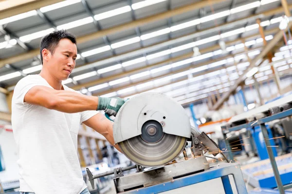 Aziatische werknemer in fabriek op de werkvloer — Stockfoto