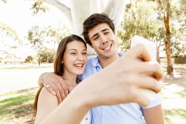 Jong stel in het park — Stockfoto