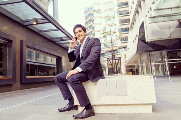 Portrait d'homme d'affaires confiant à l'extérieur — Photo