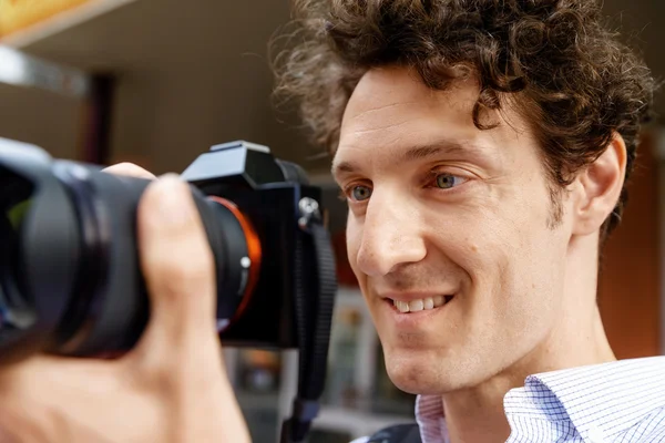 Male photographer taking picture — Stock Photo, Image