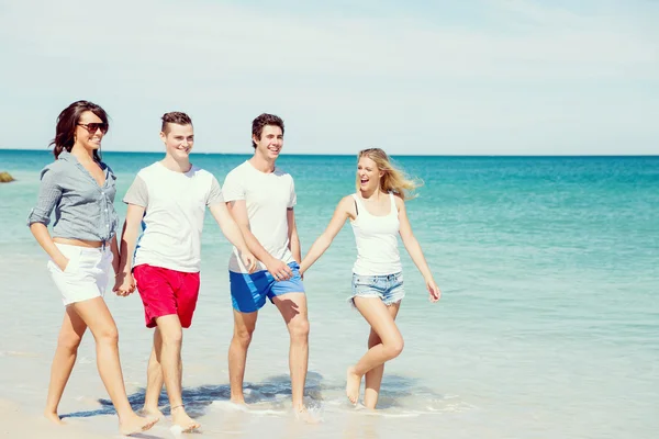 Gezelschap van jonge mensen op het strand — Stockfoto