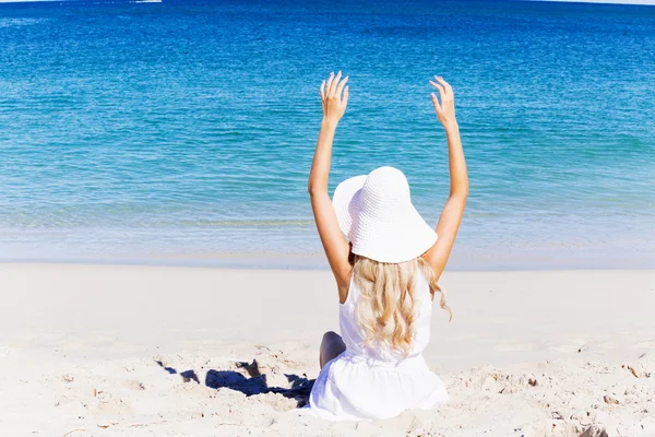 Mujer joven relajándose en la playa — Foto de Stock