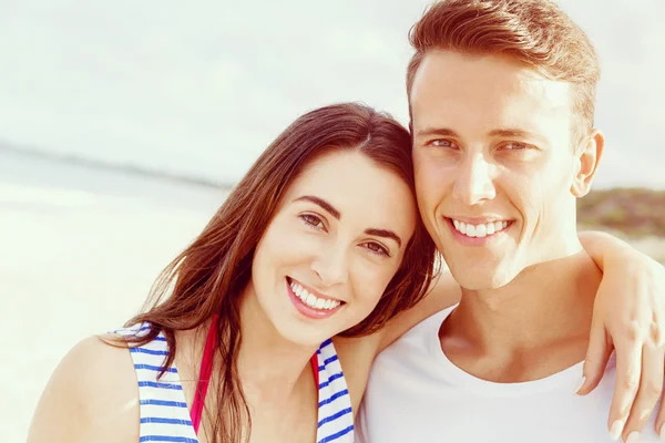 Romantique jeune couple sur la plage — Photo