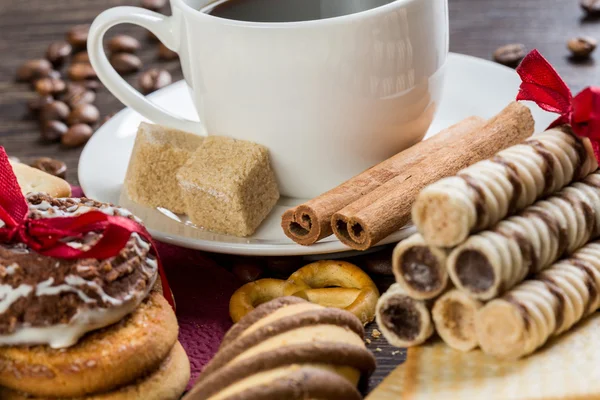 Kekse und Kaffee auf dem Tisch — Stockfoto