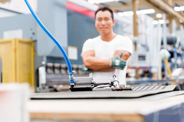 Asian worker in production plant on the factory floor — Stock Photo, Image