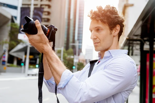 Mannelijke fotograaf nemen foto — Stockfoto